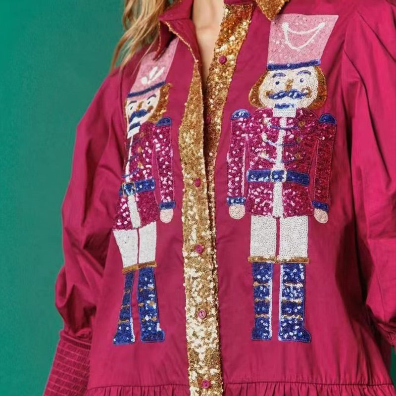 Langärmeliges Minikleid mit Nussknacker-Pailletten und Knopfleiste