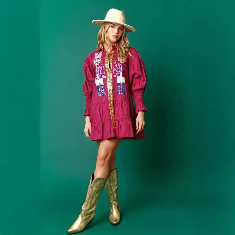 Langärmeliges Minikleid mit Nussknacker-Pailletten und Knopfleiste