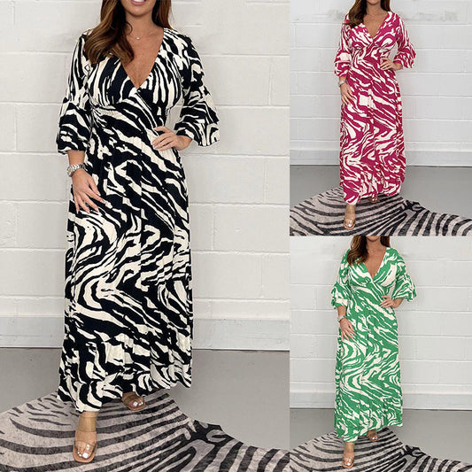 Kleid mit V-Ausschnitt, Zebrastreifen-Taille und 3/4-Ärmeln