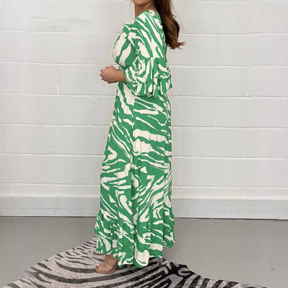 Kleid mit V-Ausschnitt, Zebrastreifen-Taille und 3/4-Ärmeln