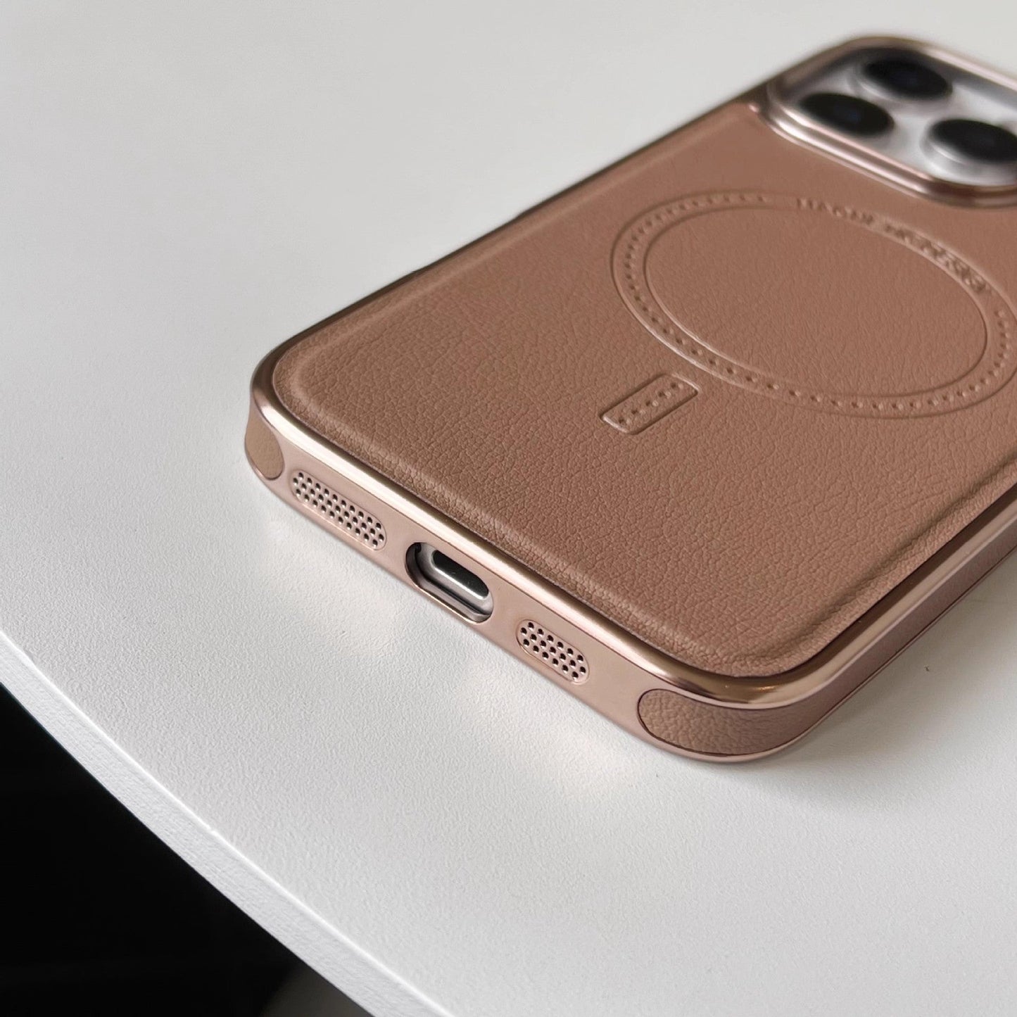 Kunstlederhülle mit magnetischer Ladefunktion für iPhone