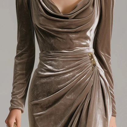 Langärmiges Kleid mit Kragen, gerafft und mit Schlitz