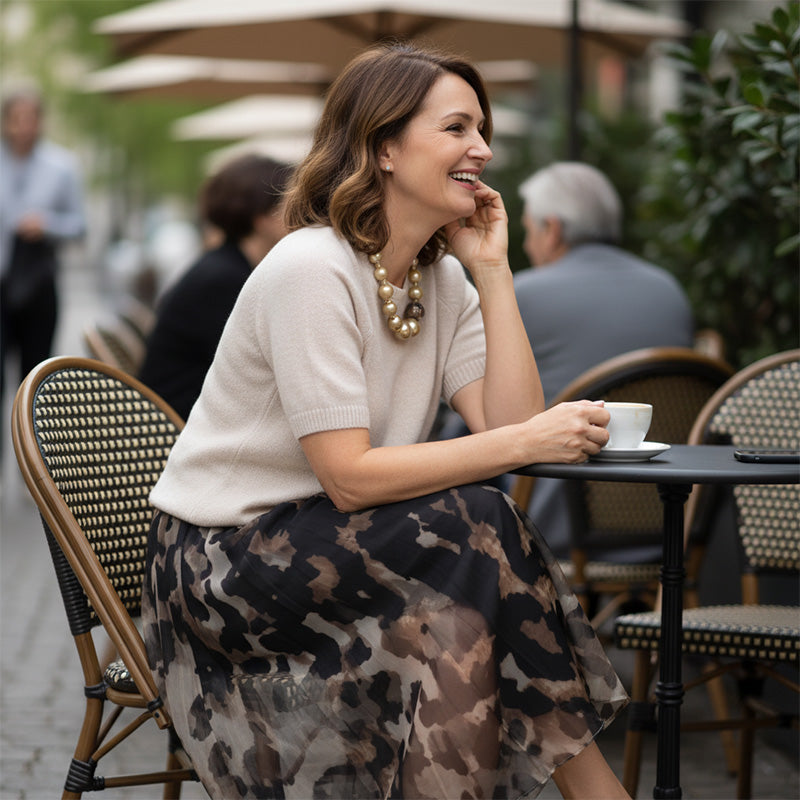 Zweiteiliges Set für Damen bestehend aus Pullover und fließendem Rock mit Leopardenmuster