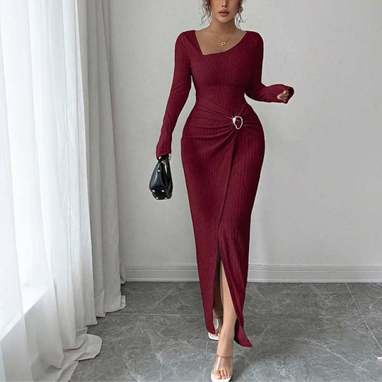 Elegantes, figurbetontes Kleid mit Spaghettiträgern und Spalte sowie eleganter Schnalle