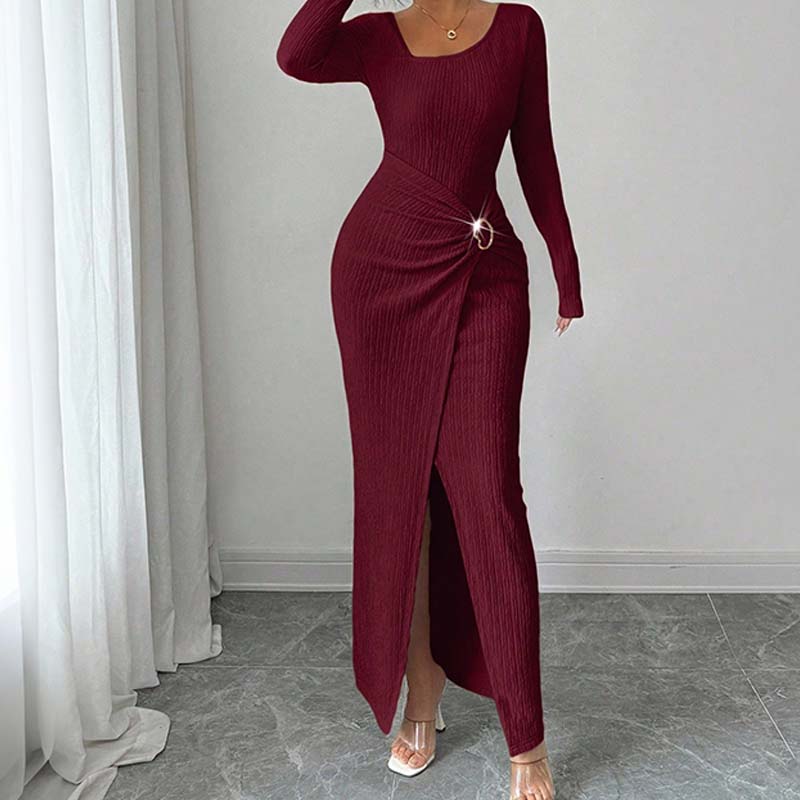 Elegantes, figurbetontes Kleid mit Spaghettiträgern und Spalte sowie eleganter Schnalle