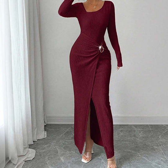 Elegantes, figurbetontes Kleid mit Spaghettiträgern und Spalte sowie eleganter Schnalle
