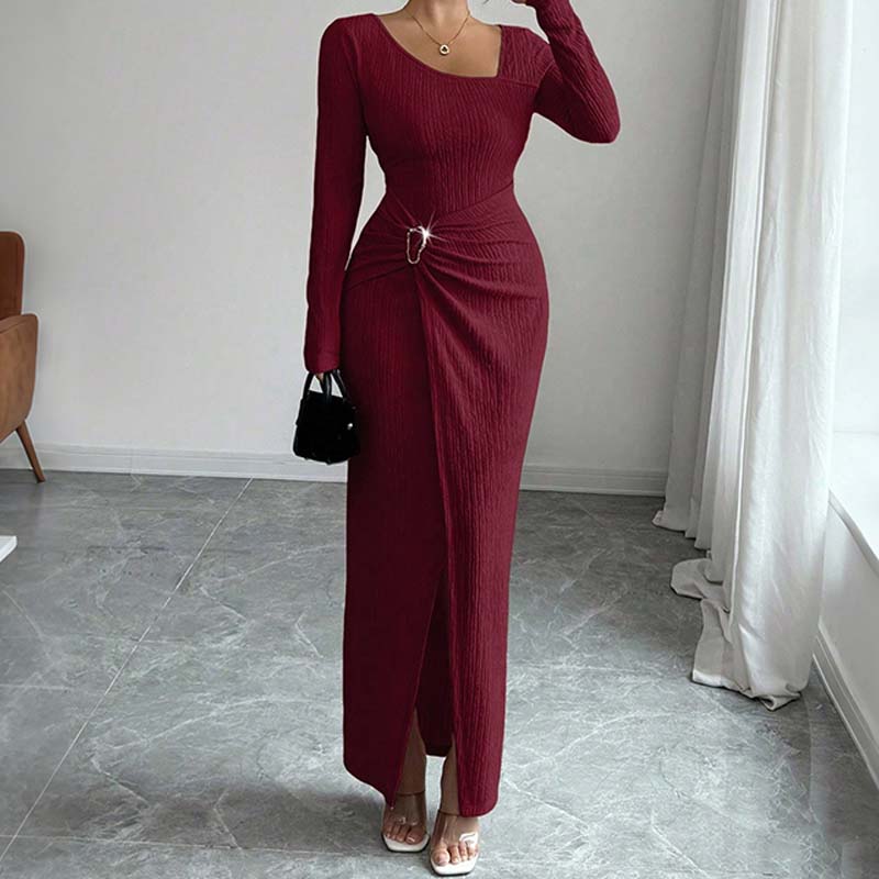 Elegantes, figurbetontes Kleid mit Spaghettiträgern und Spalte sowie eleganter Schnalle