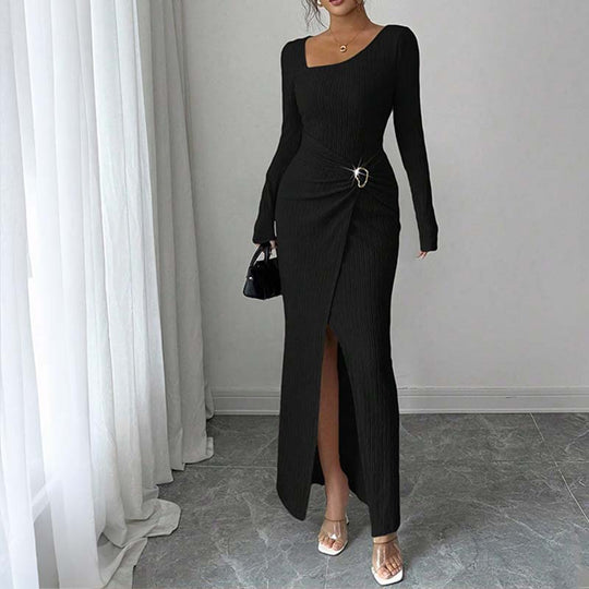 Elegantes, figurbetontes Kleid mit Spaghettiträgern und Spalte sowie eleganter Schnalle