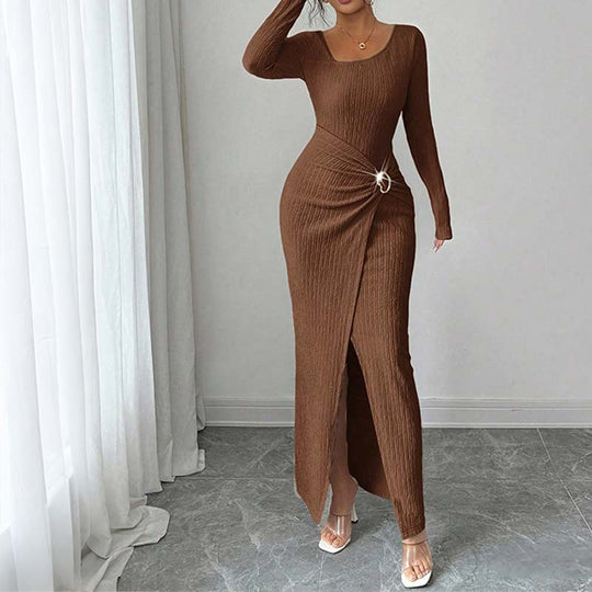 Elegantes, figurbetontes Kleid mit Spaghettiträgern und Spalte sowie eleganter Schnalle