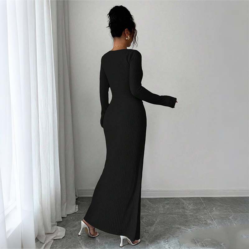 Elegantes, figurbetontes Kleid mit Spaghettiträgern und Spalte sowie eleganter Schnalle