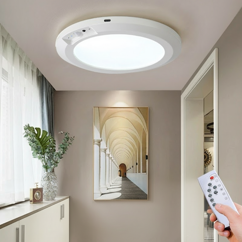 Wiederaufladbare Deckenleuchte mit Bewegungssensor, diese tragbare LED-Leuchte ist energieeffizient und wird mit Fernbedienung geliefert.  Es bietet drei einstellbare Lichtfarben und mehrere Helligkeitsstufen, so dass es für Innenschränke geeignet is