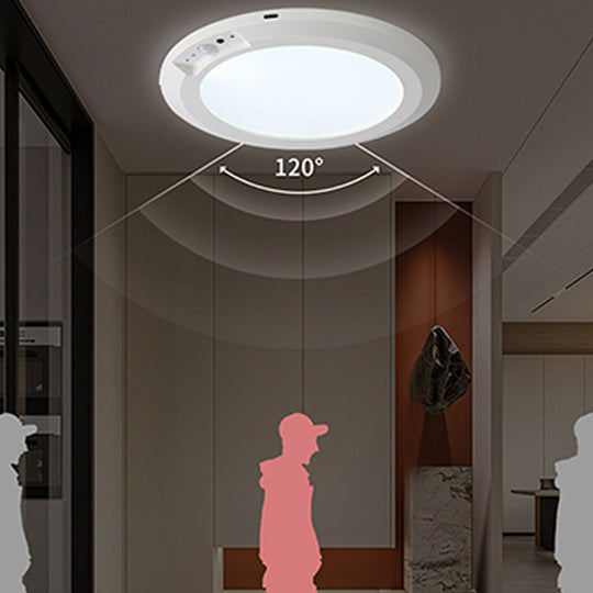 Wiederaufladbare Deckenleuchte mit Bewegungssensor, diese tragbare LED-Leuchte ist energieeffizient und wird mit Fernbedienung geliefert.  Es bietet drei einstellbare Lichtfarben und mehrere Helligkeitsstufen, so dass es für Innenschränke geeignet is