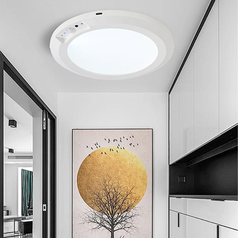 Wiederaufladbare Deckenleuchte mit Bewegungssensor, diese tragbare LED-Leuchte ist energieeffizient und wird mit Fernbedienung geliefert.  Es bietet drei einstellbare Lichtfarben und mehrere Helligkeitsstufen, so dass es für Innenschränke geeignet is